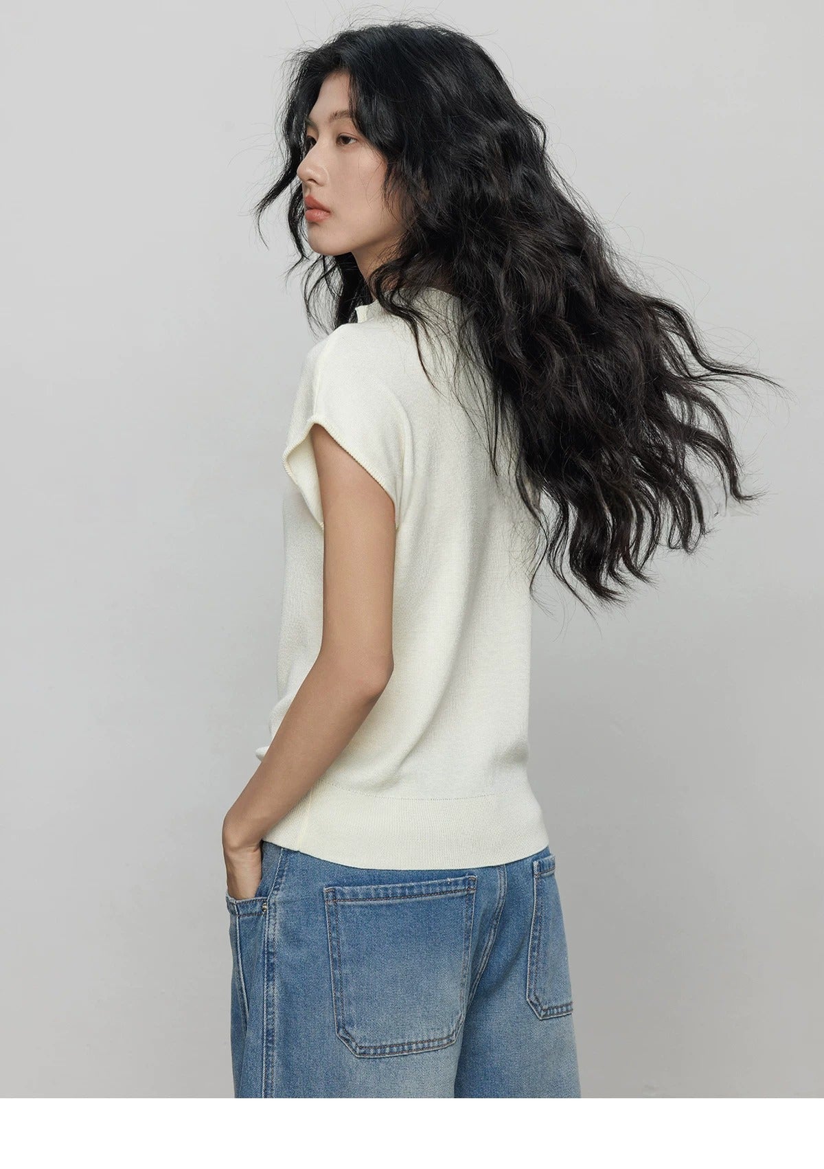 Buttoned Sleeveless Knit Top_BDHL8362