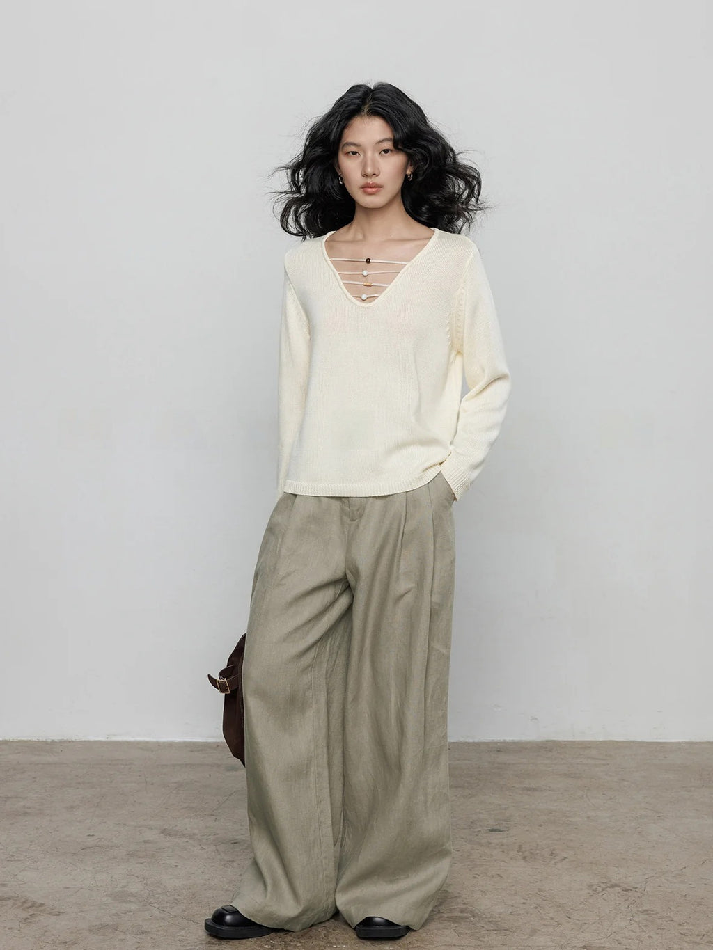 V-Neck Strap Knit Tops_BDHL8170