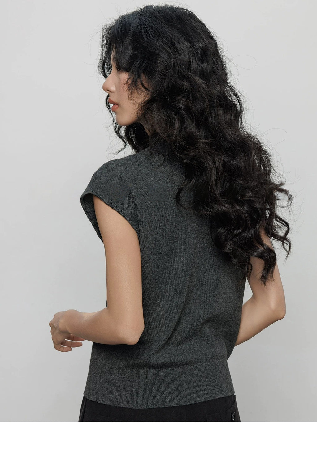 Buttoned Sleeveless Knit Top_BDHL8362