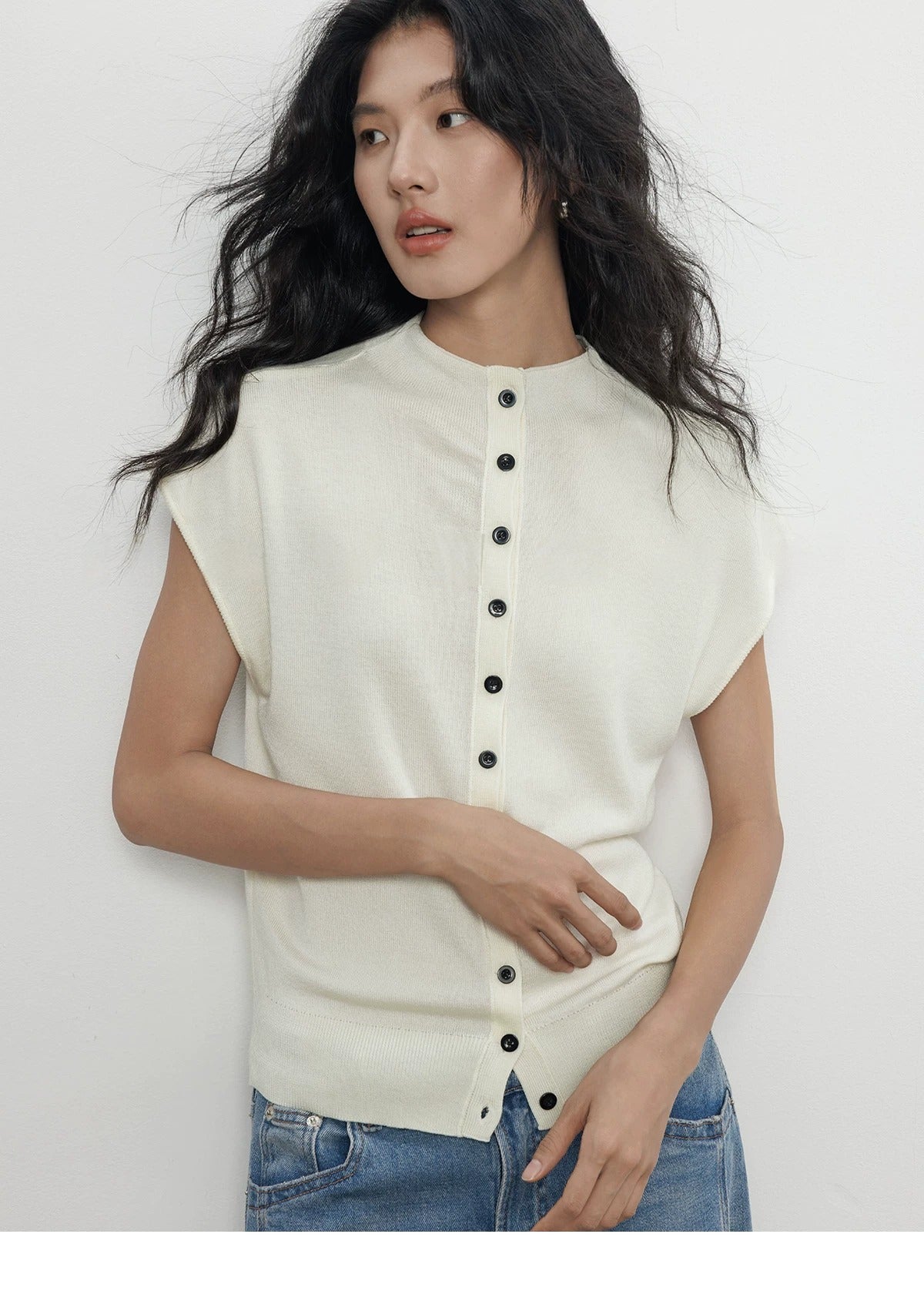 Buttoned Sleeveless Knit Top_BDHL8362