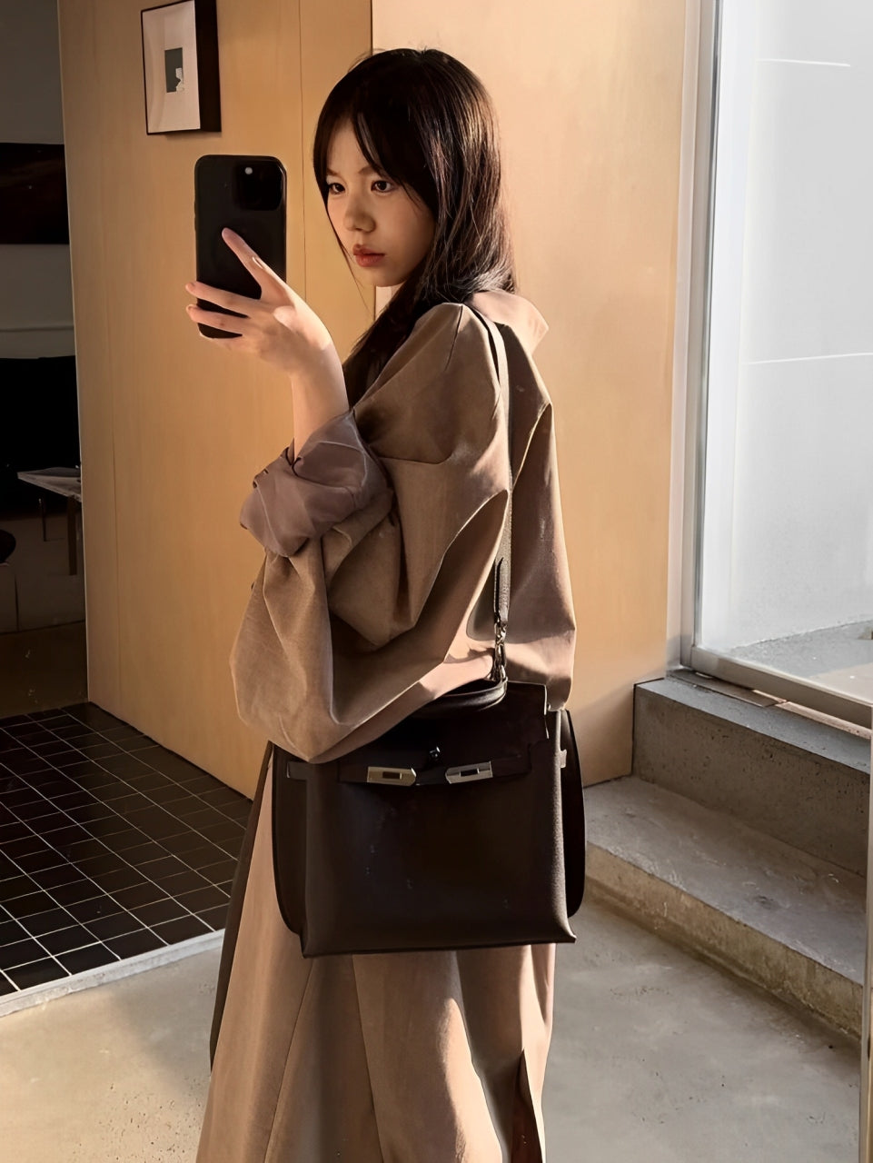 Structured Leather Shoulder Tote_BDHL7432