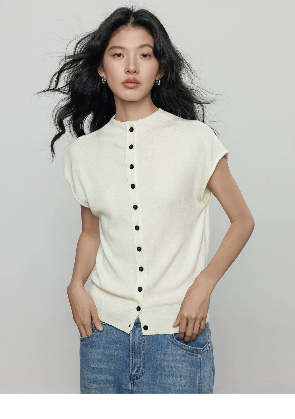 Buttoned Sleeveless Knit Top_BDHL8362