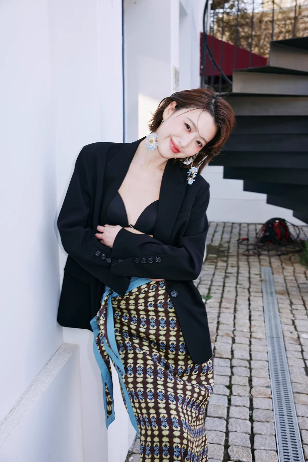 Back Knot Detail High-Slit Black Blazer_BDHL8237