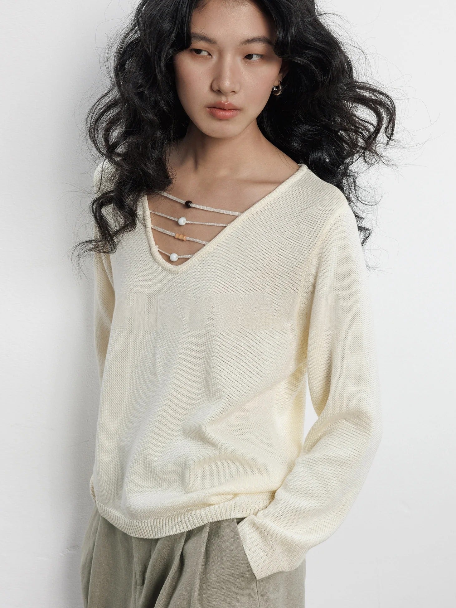 V-Neck Strap Knit Tops_BDHL8170