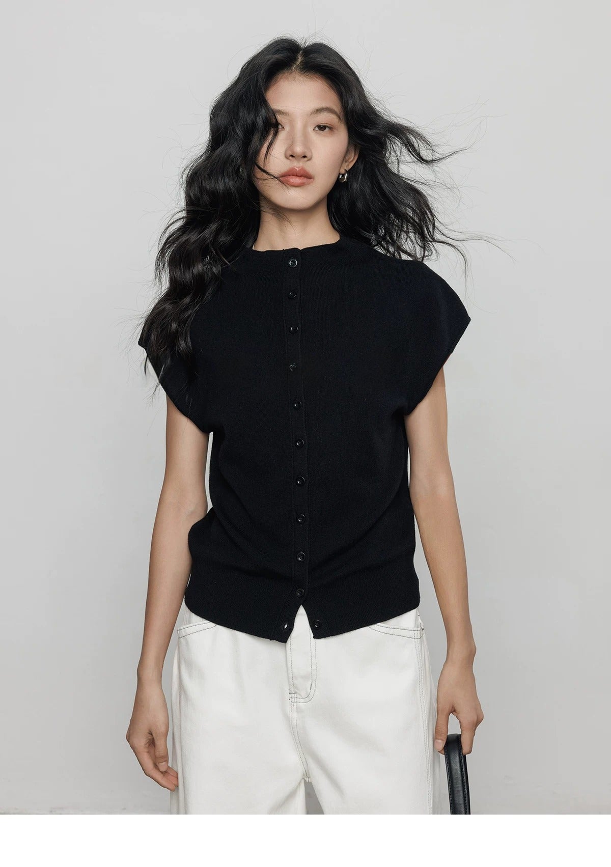 Buttoned Sleeveless Knit Top_BDHL8362