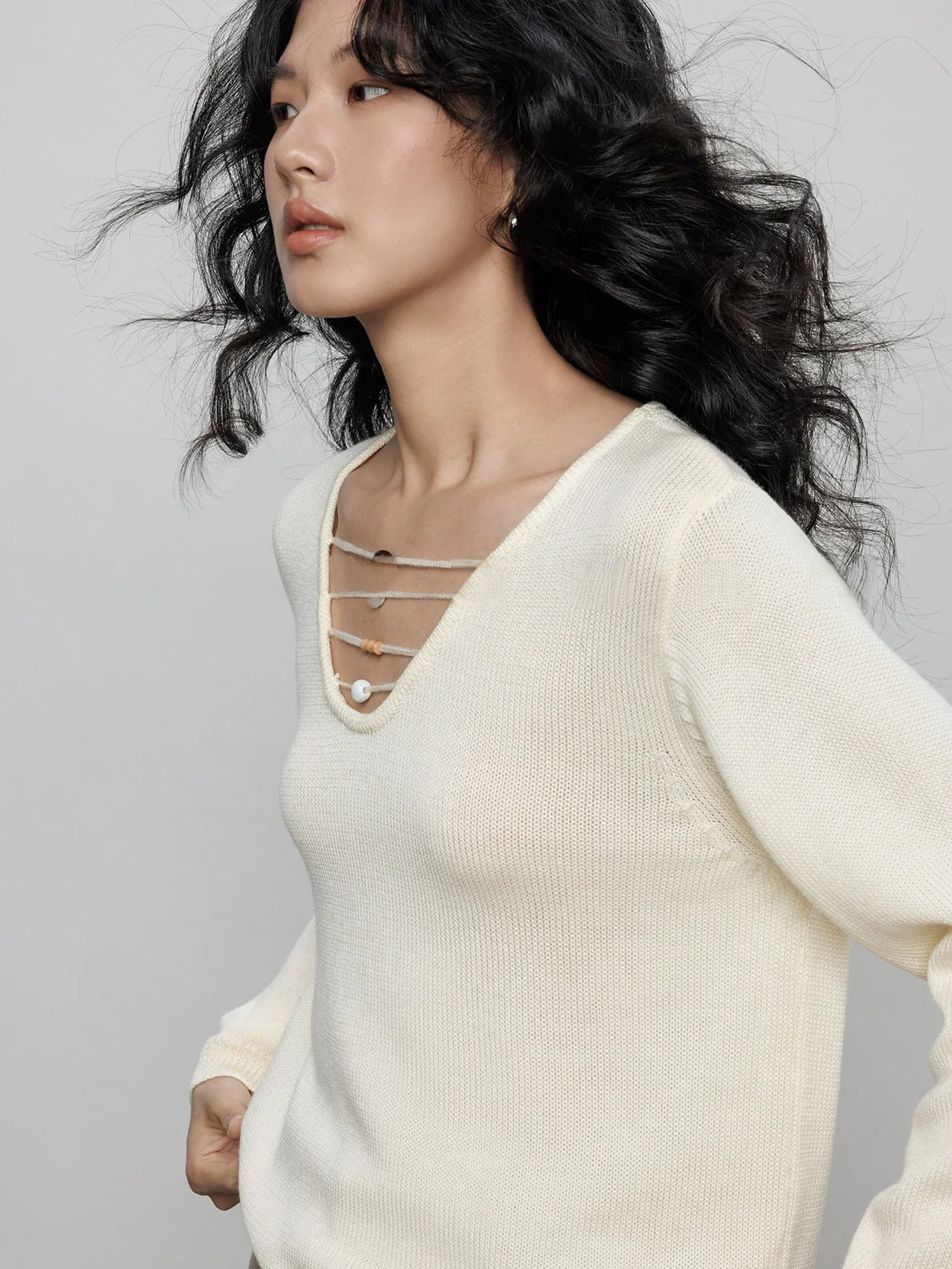 V-Neck Strap Knit Tops_BDHL8170