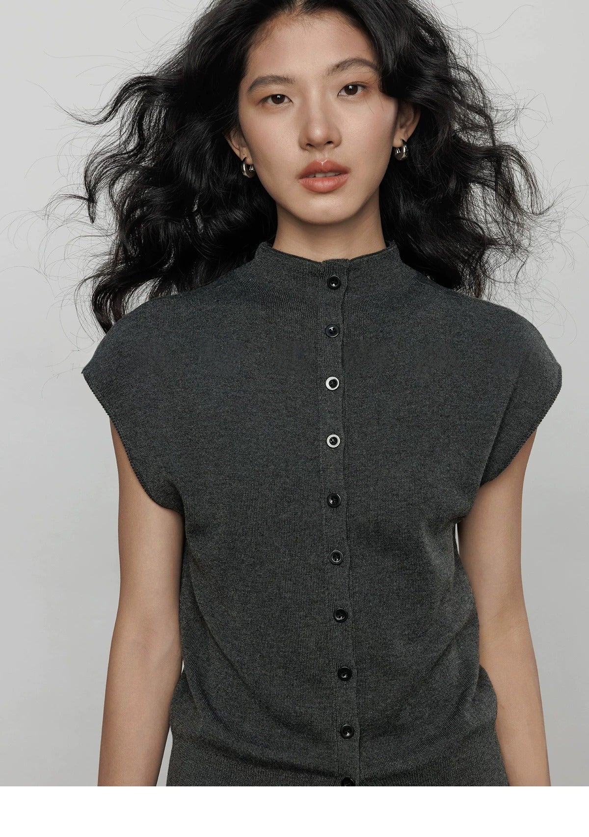 Buttoned Sleeveless Knit Top_BDHL8362