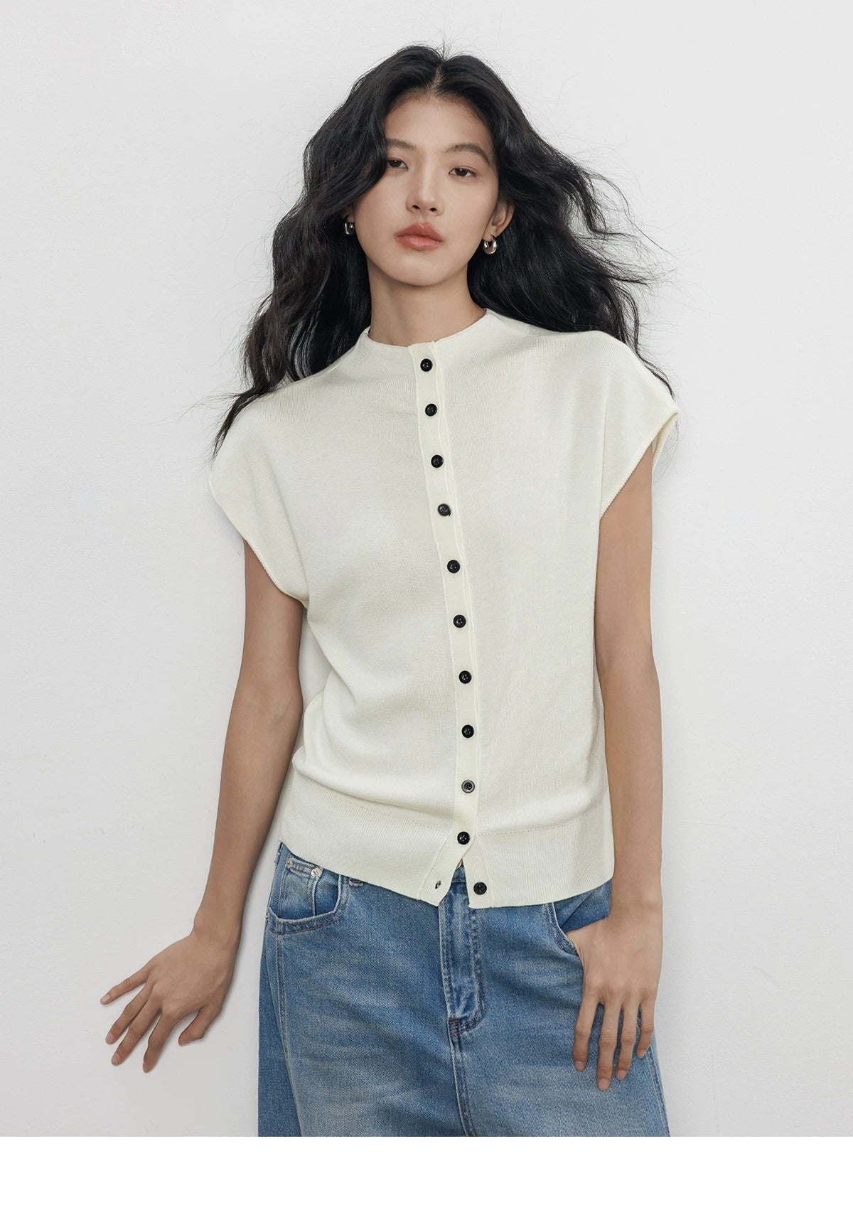 Buttoned Sleeveless Knit Top_BDHL8362