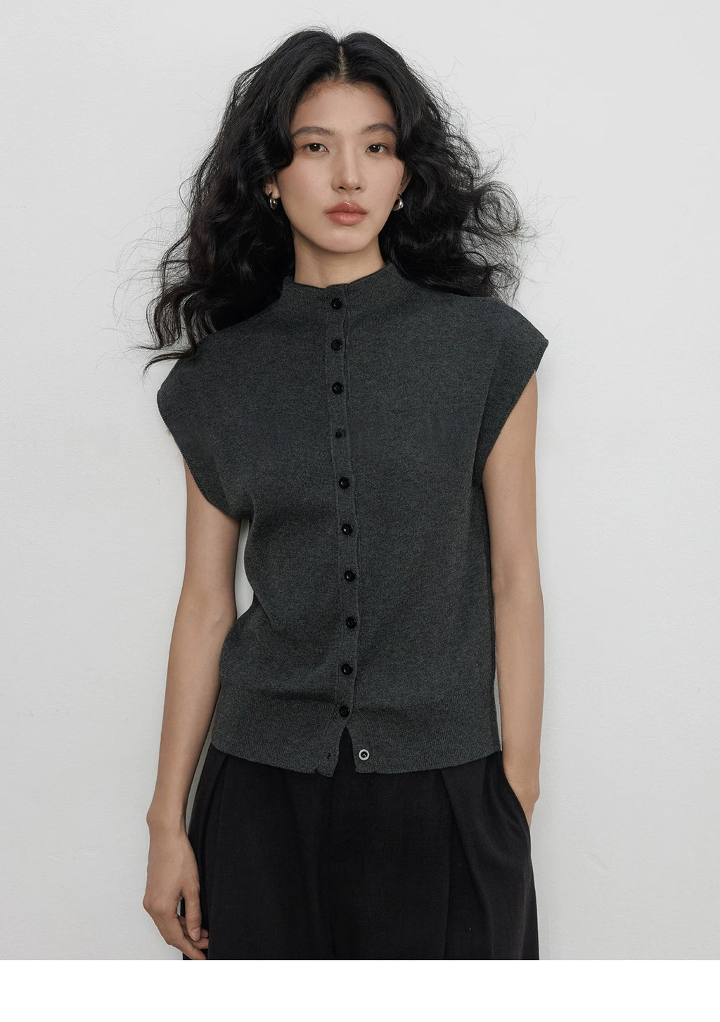 Buttoned Sleeveless Knit Top_BDHL8362