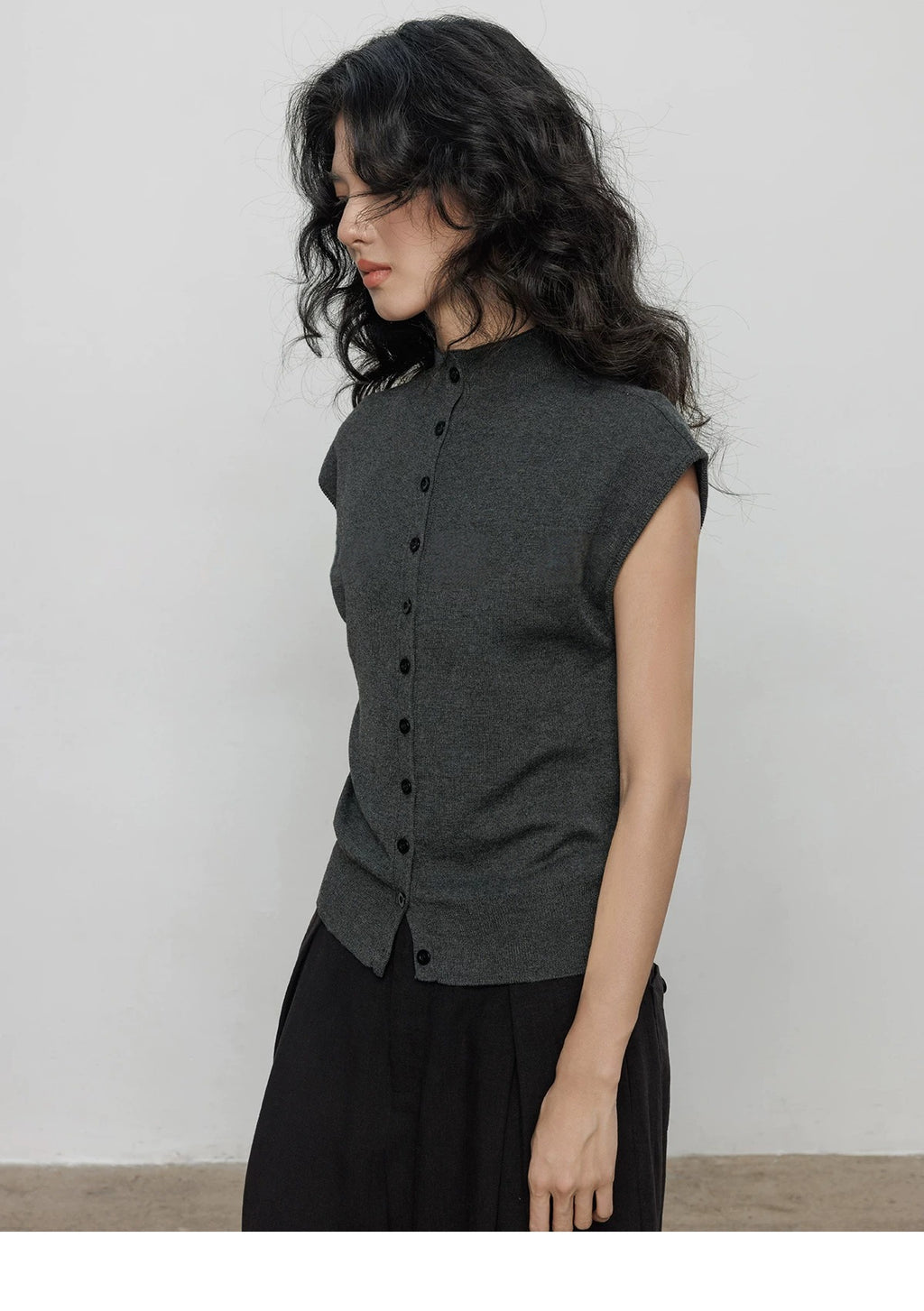 Buttoned Sleeveless Knit Top_BDHL8362