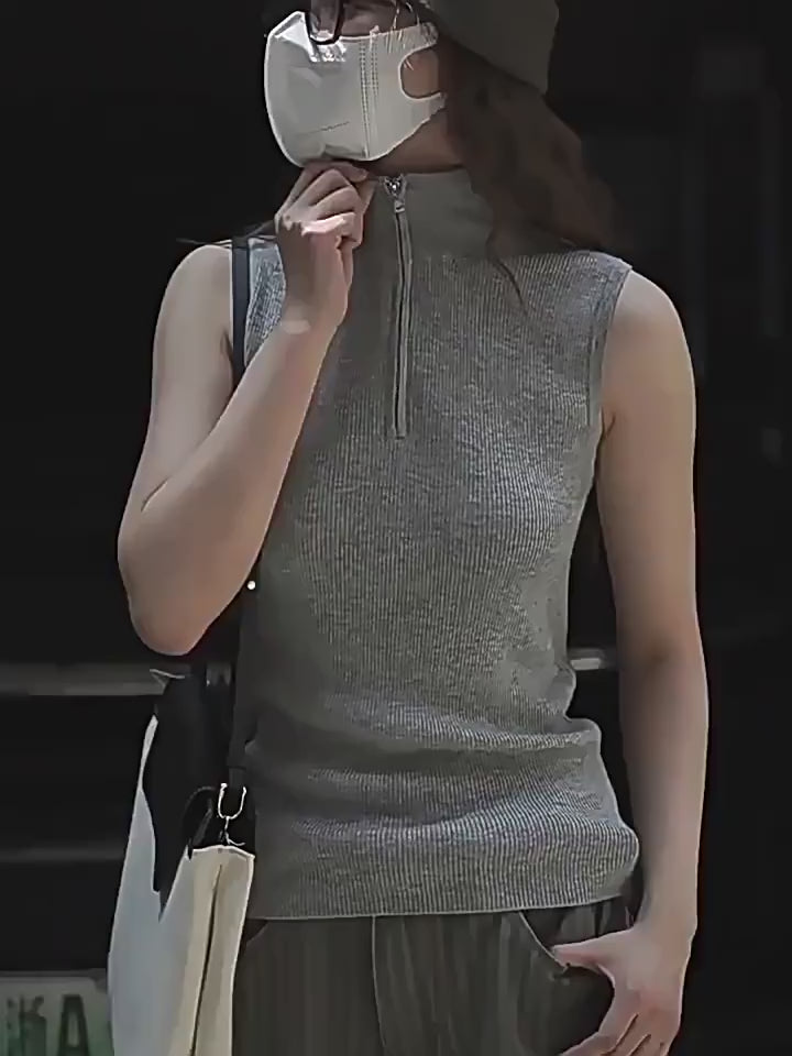 Stand-Collar Sleeveless Knit_BDHL7774