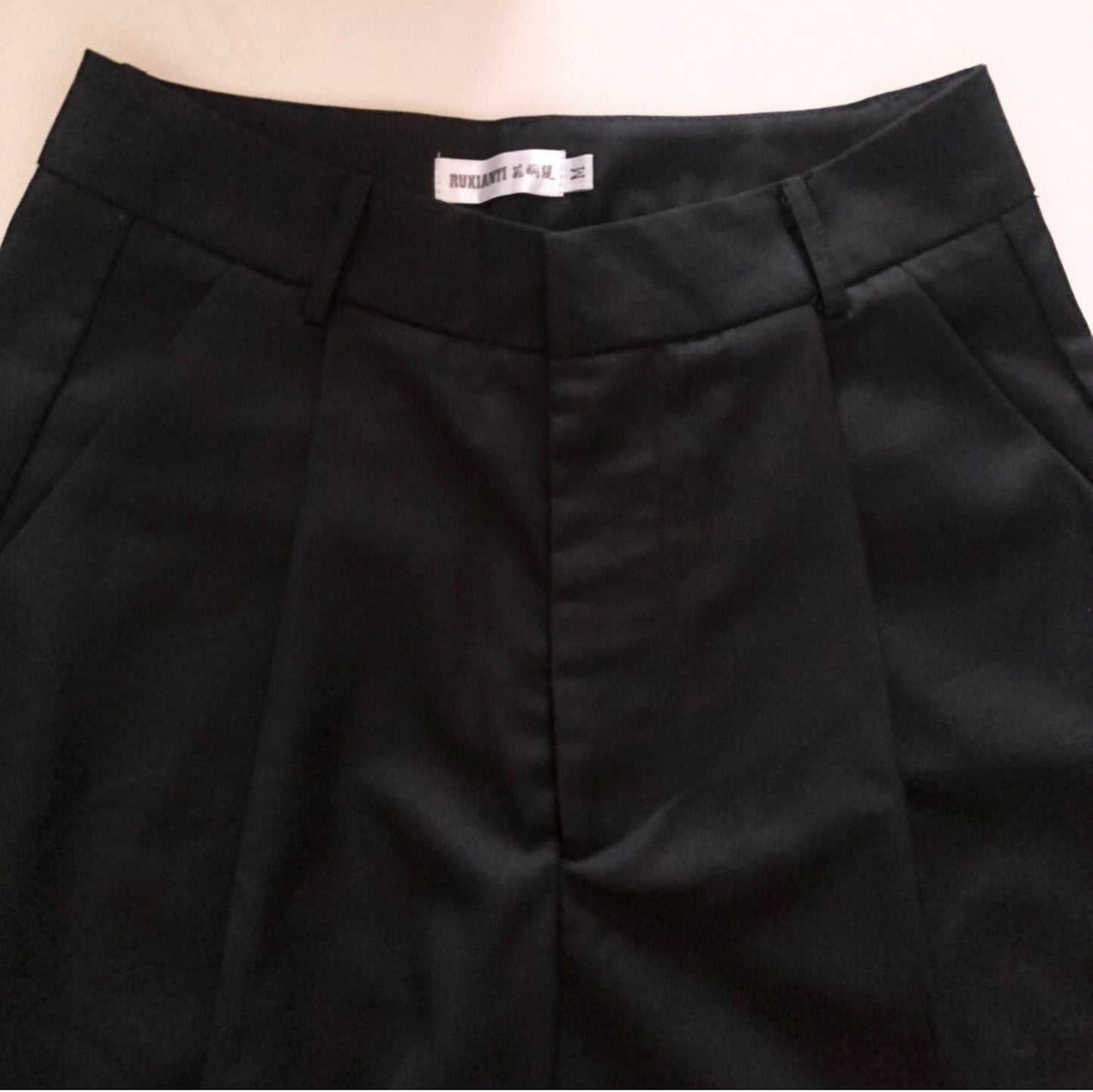 Basic Bermuda pants worn by Instagrammer ma.ko 5743