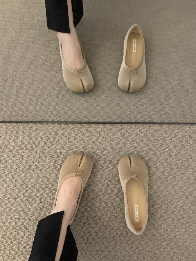 Split Toe Velvet Flat Shoes_BDHL4359