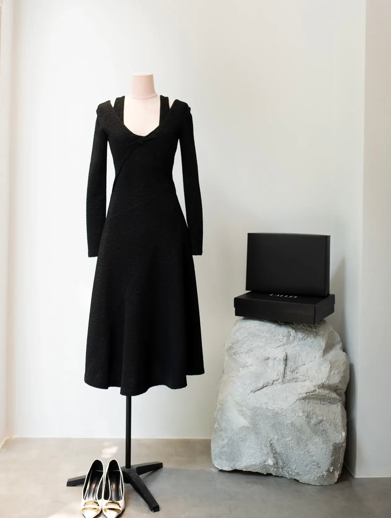 black simple hanging neck dress_N80011