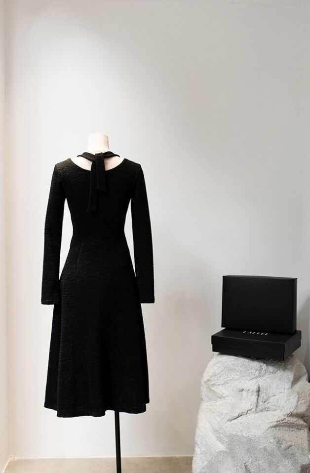 블랙 simple hanging neck dress_N80011